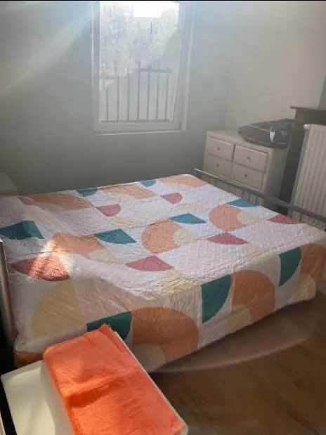 Chambre Confortable Lits Double Schaarbeek Premier Etage Βρυξέλλες Δωμάτια σε οικογενειακή κατοικία